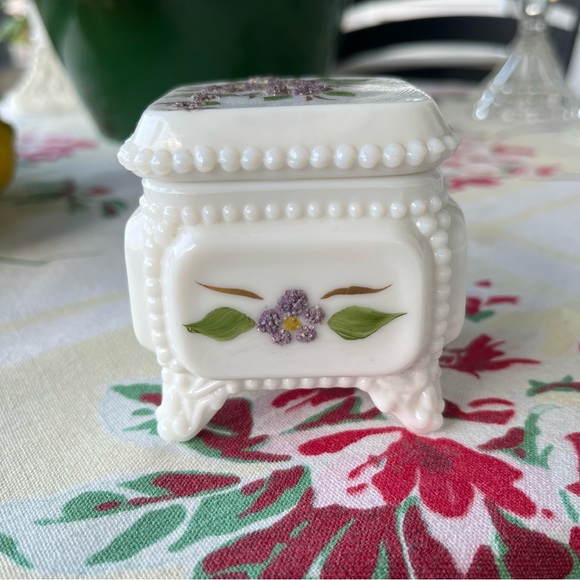 Vintage milk glass jewelry box. - Picture 6 of 9